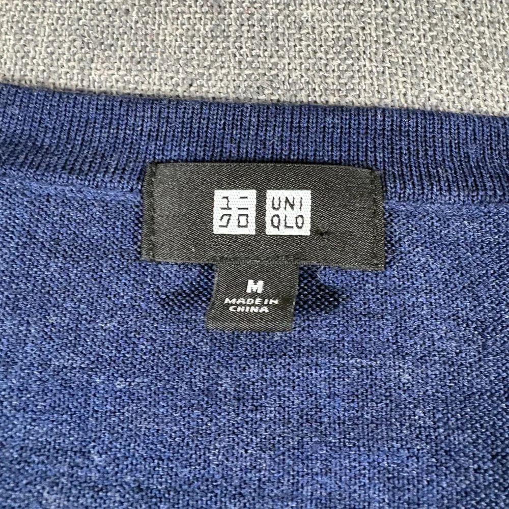 Uniqlo V-Neck Sweater Mens M Blue 100% Pure New Wool Lightweight Knit 341-173211